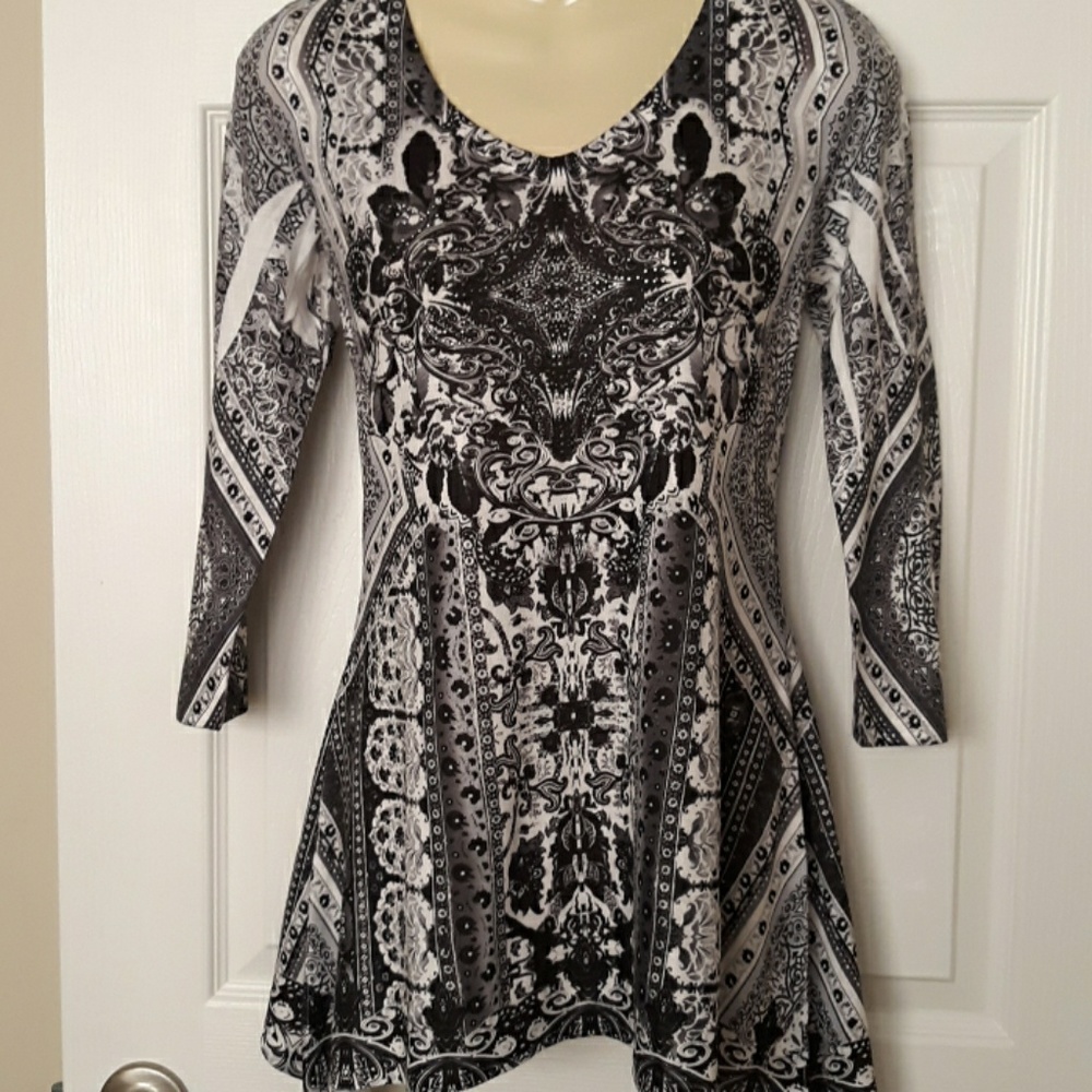 NWT WORLD UNITY handkerchief hem top